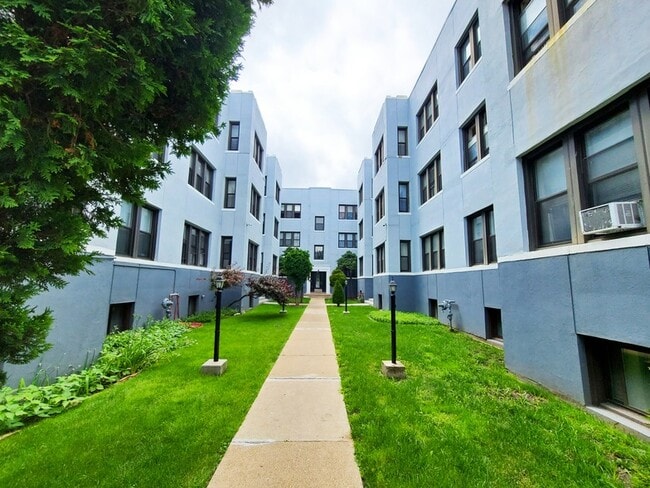 Building Photo - 4206 N Pulaski Rd Unit 2E Rental