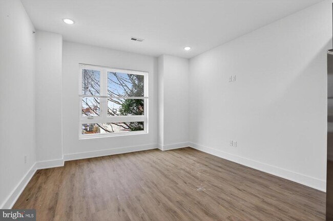 Photo - 2331 E York St Unit 4