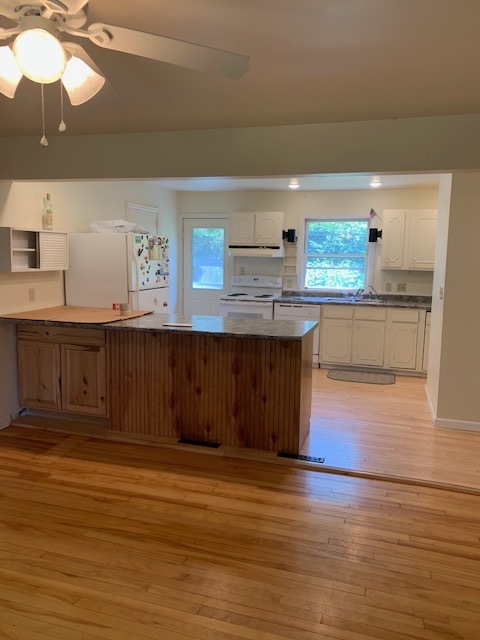 Kitchen & Living Room - 134 Spear St Casa