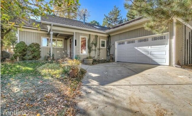 Building Photo - 1320 Oak Ct