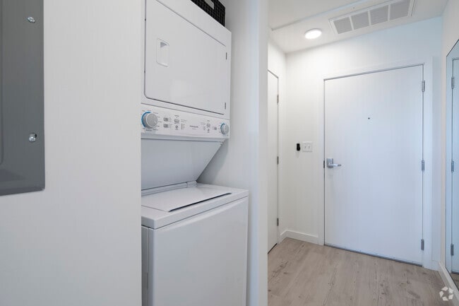 Studio, 1BA - 355SF