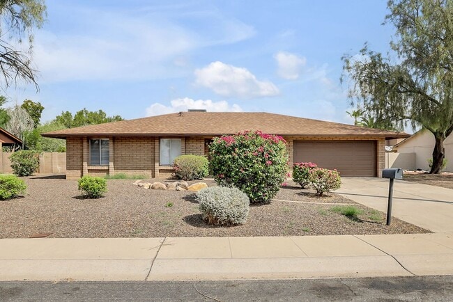 Building Photo - Gorgeous 4-Bedroom Home in Prime 85254 Loc...