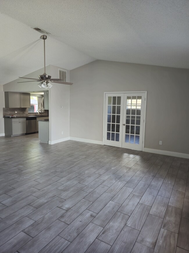 Photo - 108 Loredo Ln