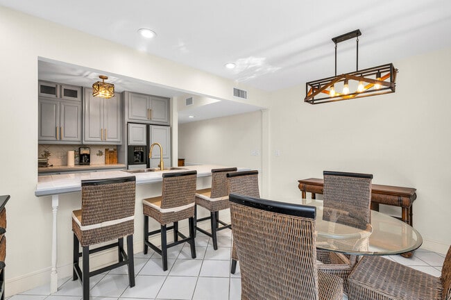 Photo - 584 SE 20th Ave Unit 2