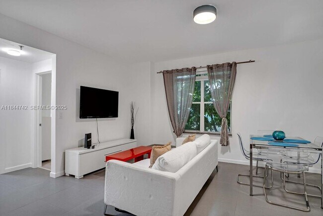 Building Photo - 747 Michigan Ave Unit 201