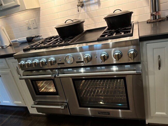 Photo - 922 Alexander St