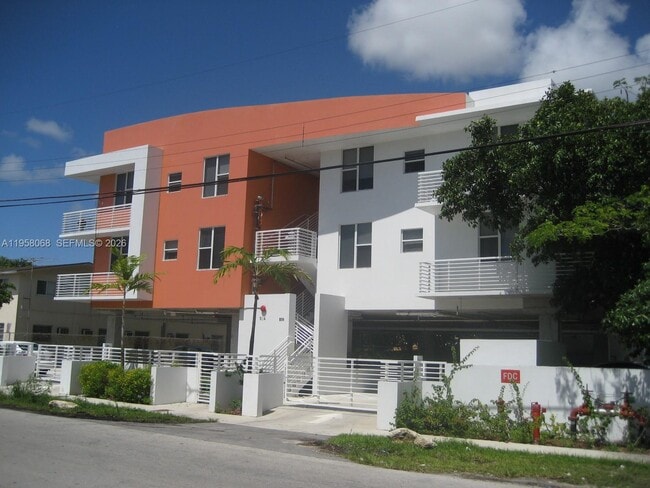 Building Photo - 914 SW 31st Ave Unit 307