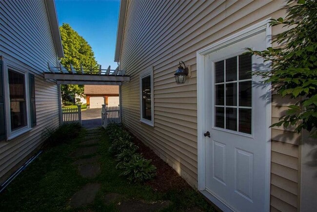 Private Entrance - 140 VT-15 Unit Furnished Month to Month