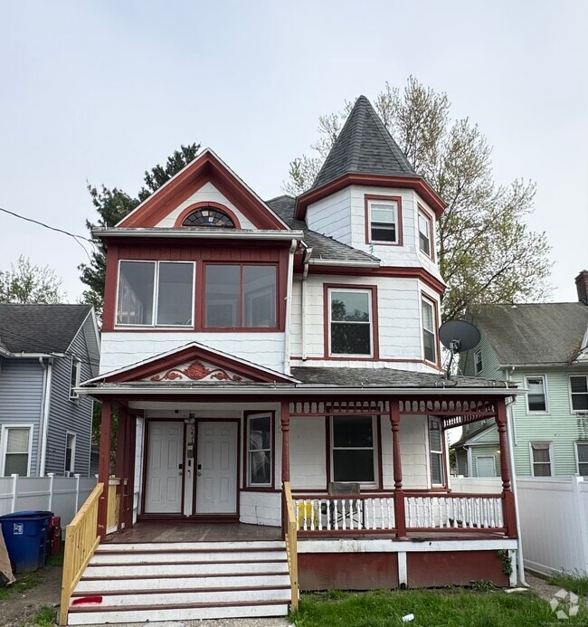 Building Photo - 223 Cottage St Unit 1 Rental