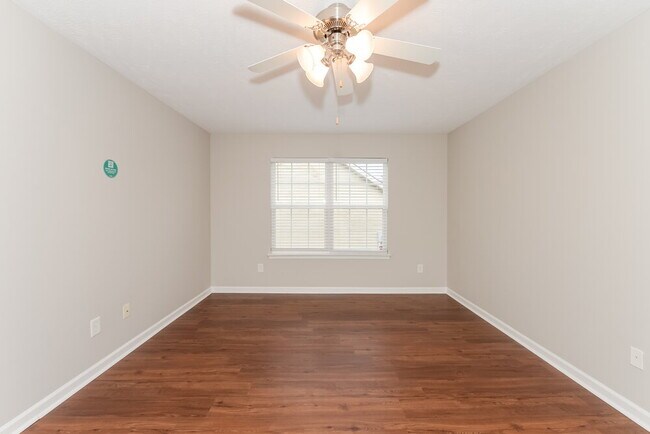 Photo - 925 Birchmill Point S