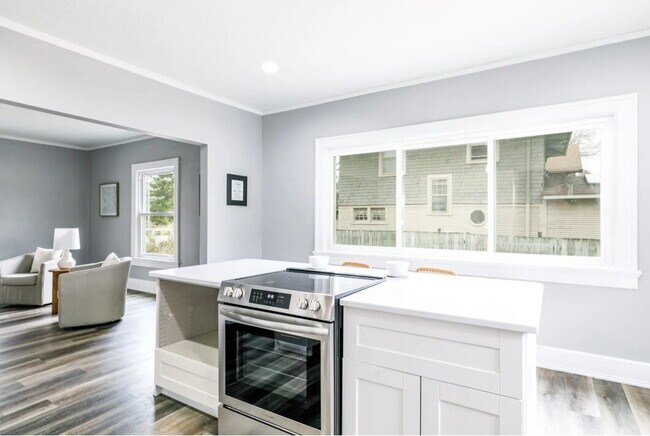Photo - 3 bedroom / 2 bathroom home with Fenced Ba...