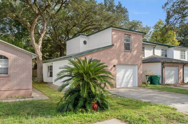 Photo - 1810 Hurlburt Rd