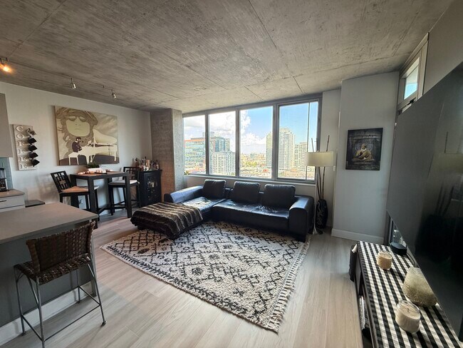 Living Room - 659 W Randolph St Unit 1706