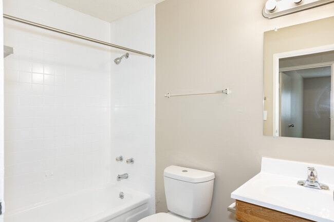 2BR, 1BA - 826SF - Bathroom