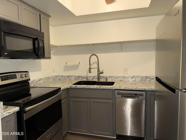 Photo - 17 E Ruth Ave Unidad 305
