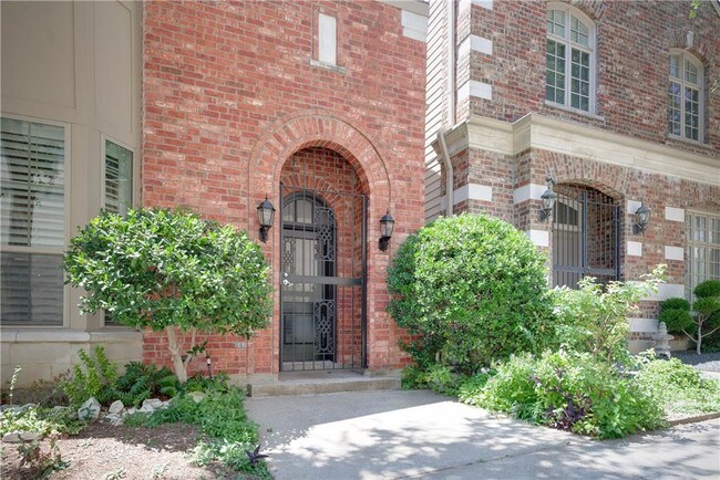 3 Bedroom Uptown Dallas Apartments For Rent Tx Forrent Photo 2911 Bookhout St