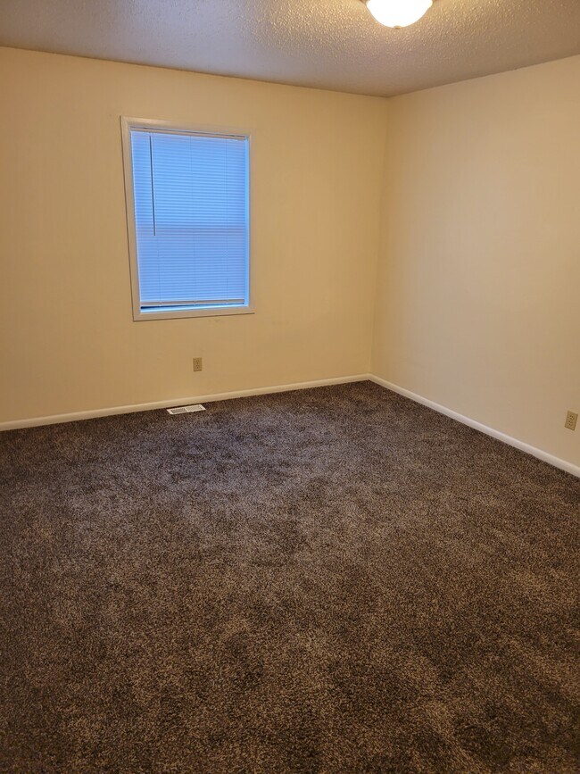 Large master bedroom with lighted closet - 10 Country Elm Mnr