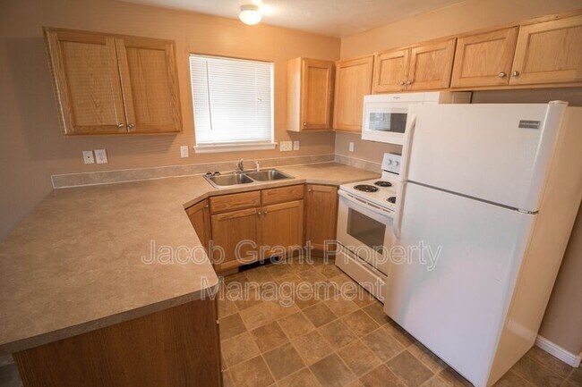 Photo - 975 Eve Dr