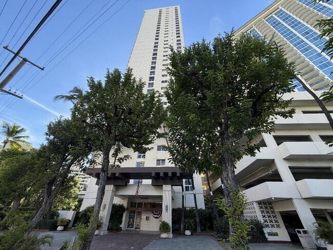 Building Photo - To register for the showing time, note the 4 digit code: 5985 and click "APPLY NOW."(mobile:orang...