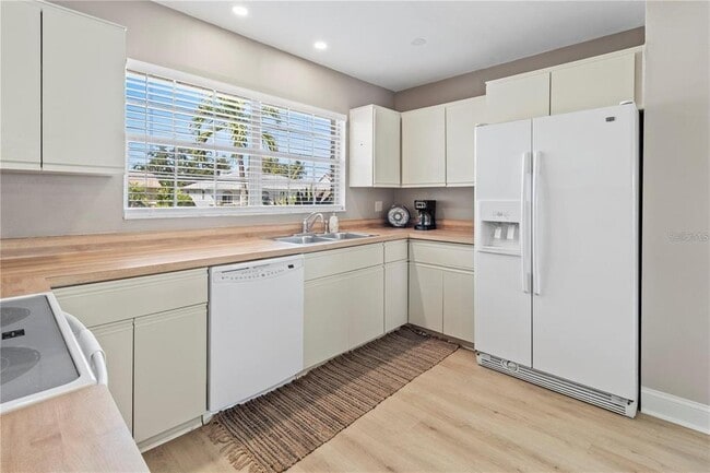 Photo - 5207 88th St W