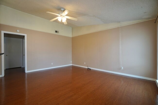 Photo - 618 W 51st St Unidad 104