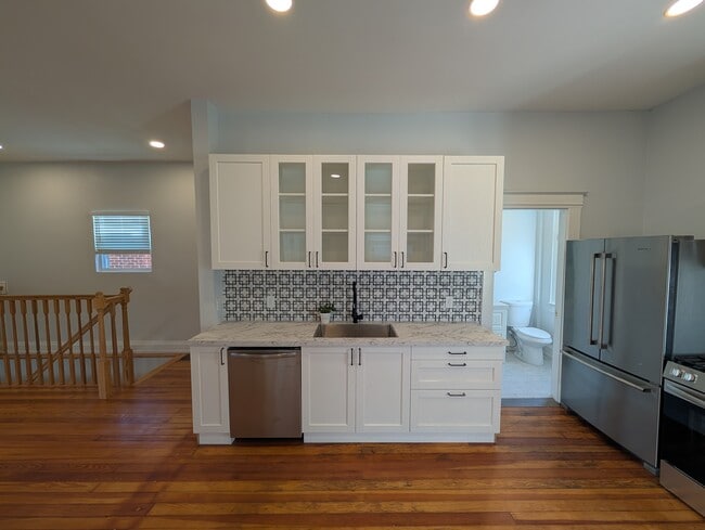 Building Photo - 223 W 12th St Rental