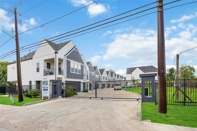 Photo - 6119 Campos Dr