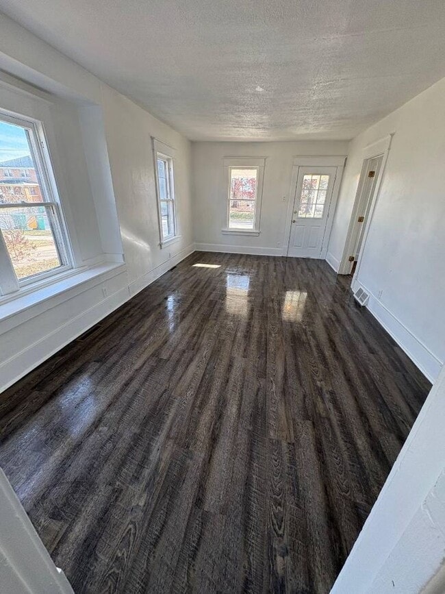 Building Photo - 1222 E 4th St