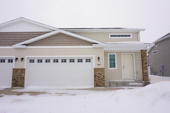 Building Photo - 3 Bed 2 Bath Twin Home