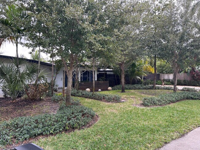 Photo - 720 NE 17th Ct