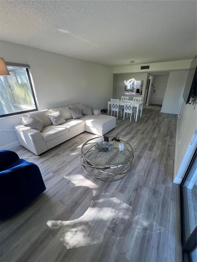 Building Photo - 151 Lakeview Dr Unit 202