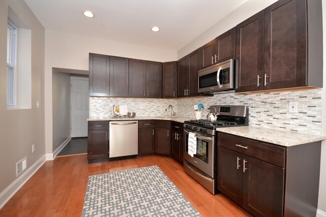Building Photo - 1806 S 19th St Unit 2nd Floor