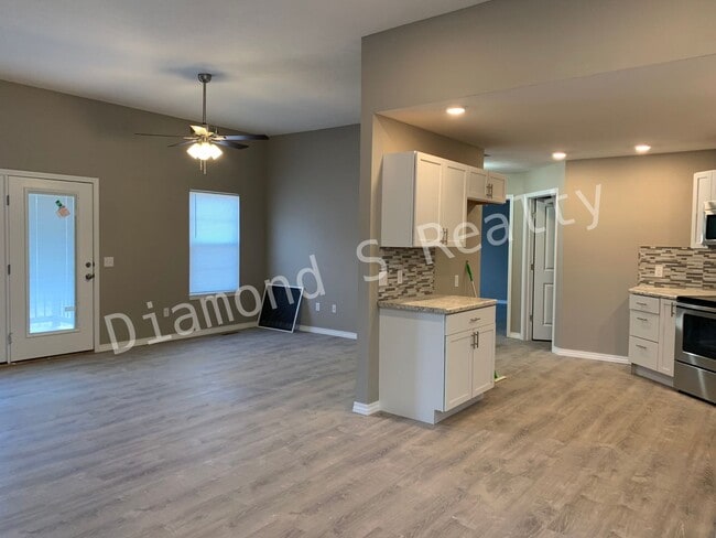 Photo - 5 Bedroom Home Located in Ozark!