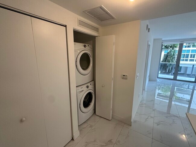 Photo - 488 NE 18th St Unidad 211