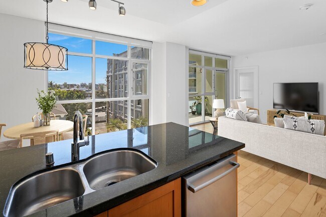 Modern West-Facing Condo with Spectacular Views and Prime Location in Hillcrest, San Diego