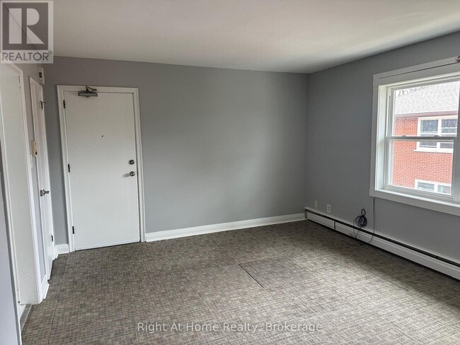 Photo - 119 Rossland Rd E Unit Apt. 4