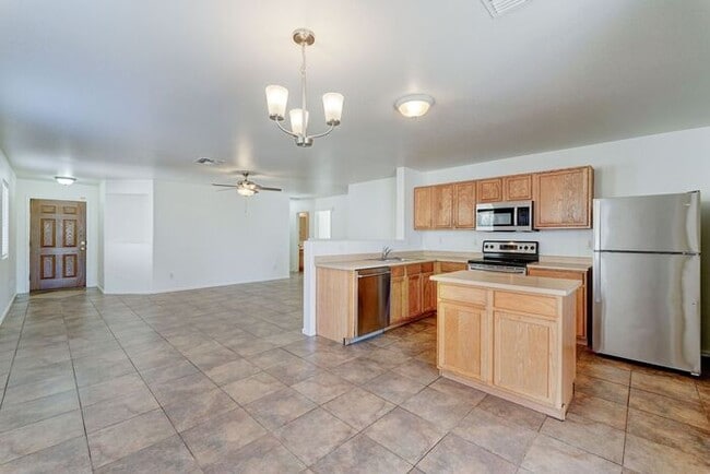 Building Photo - READY TO VIEW NOW! Spacious 3 Bed 2 Bath home in the Estrella Neighborhood