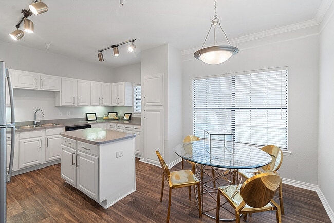 Apartment_Dining_025_Providence_in_The_Park_Apartments