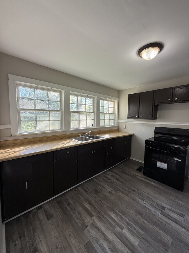 923 Woodward Rd