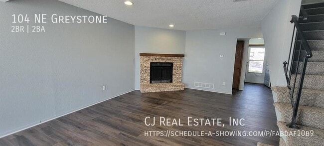 Photo - 104 NE Greystone Dr