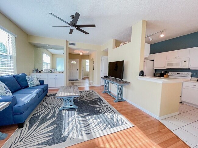 Beach and Downtown Venice! Furnished ground floor condo! Gorgous!