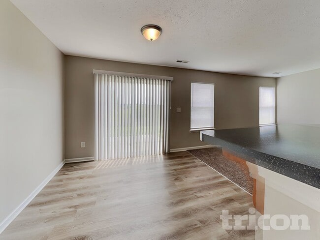 Photo - 943 Farmington Trail