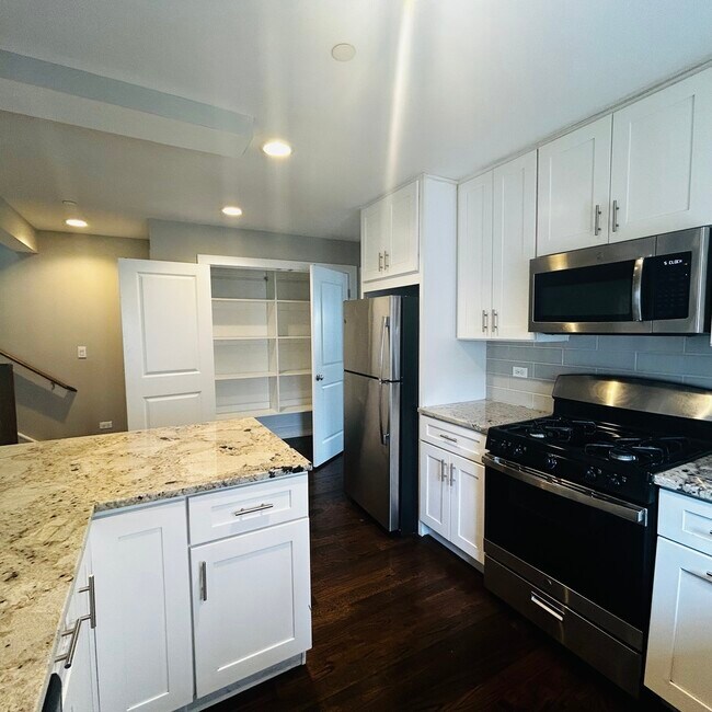 Photo - 1730 W Nelson St