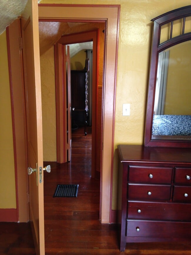 Photo - 513 Bond St