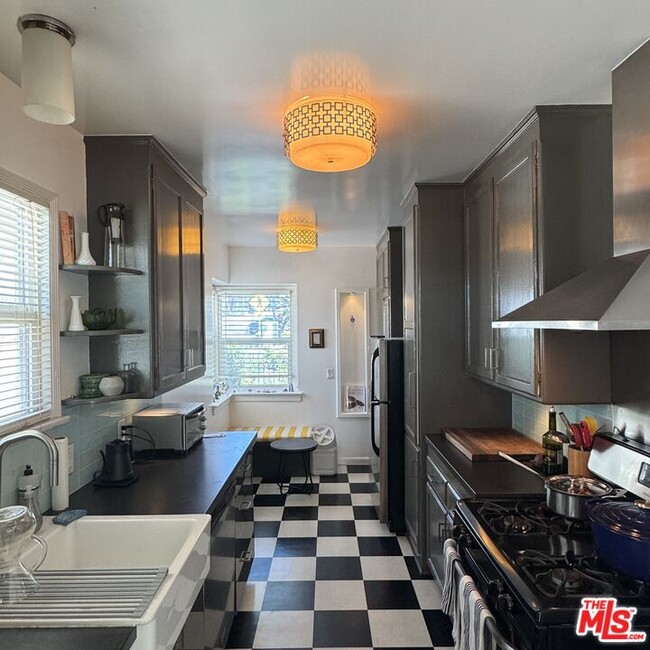 Photo - 1128 N Crescent Heights Blvd