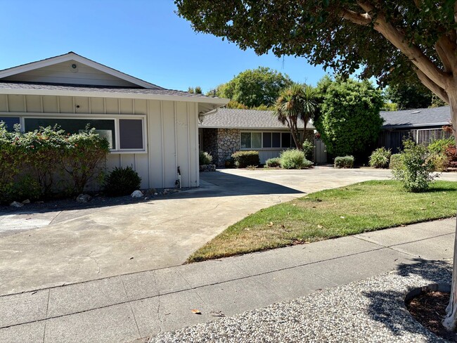 Building Photo - Sprawling Single Story on a Quiet Street Rental