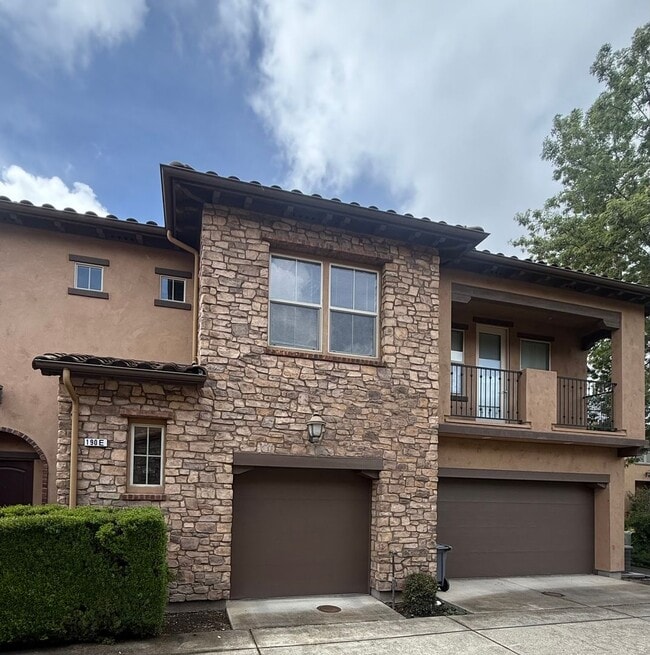 Building Photo - Beautifully Maintained 2 bedroom 2 bathroom Condo