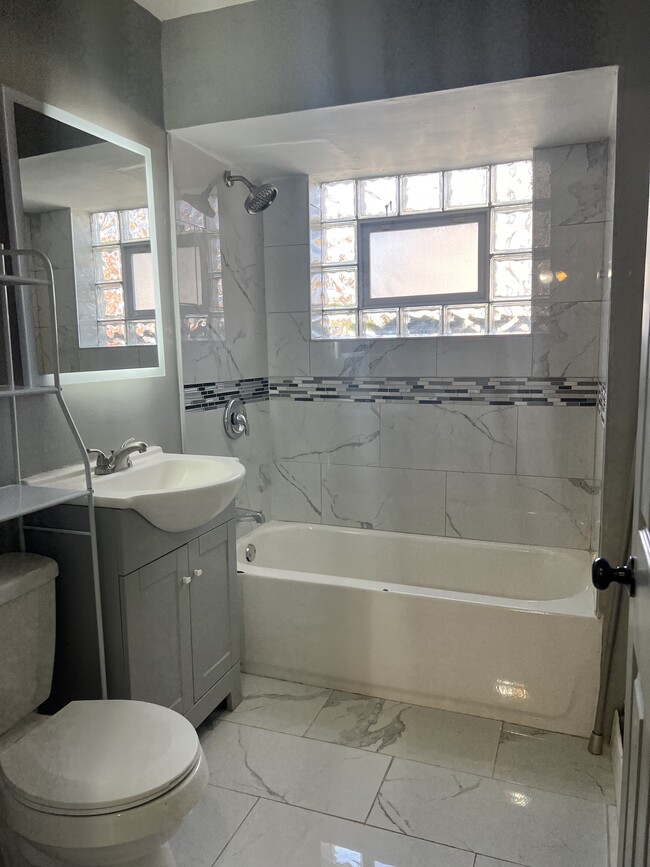 Full bath - 7915 S Dobson Ave Unit 1E