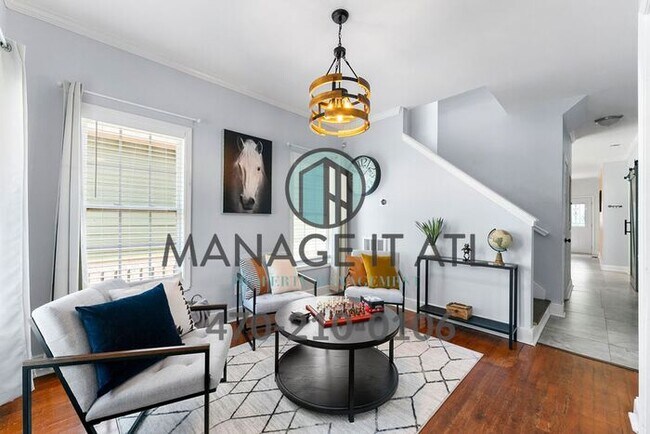 Cozy 3 bedroom house located one block from the Beltline!