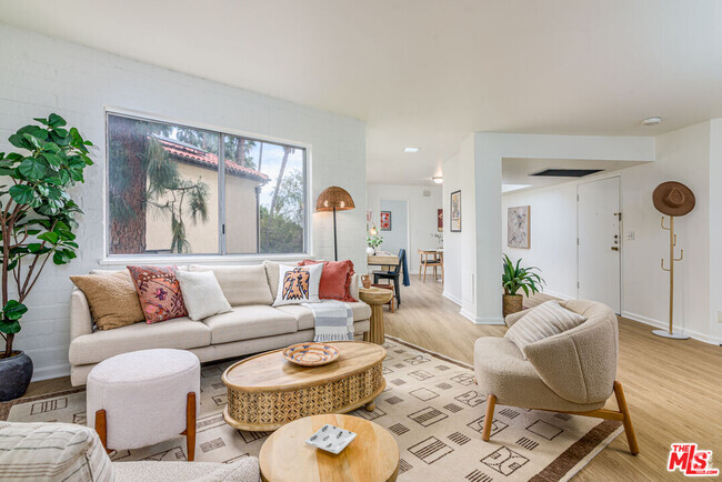 Building Photo - 2260 N Cahuenga Blvd Unit 305 Rental